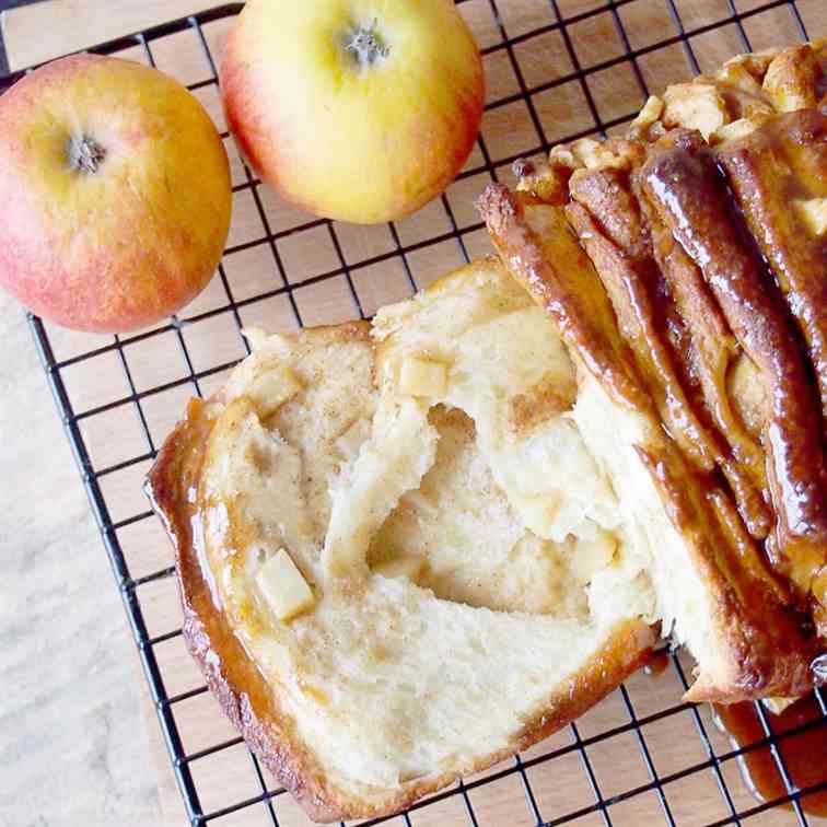 Caramel apple pull apart bread