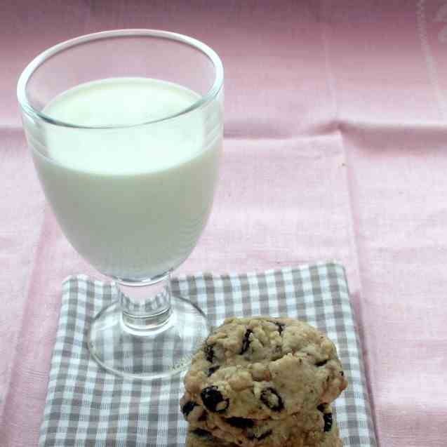 Chocolate and Raisins Shortbread Cookies