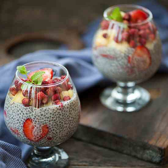 Summer chia seeds pudding