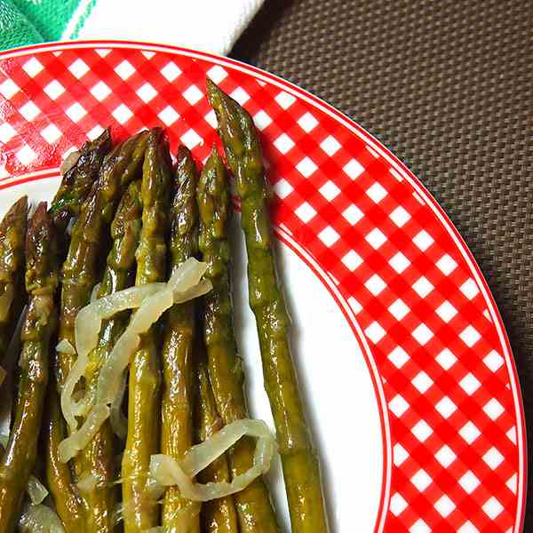 Asparagus with onion and white wine