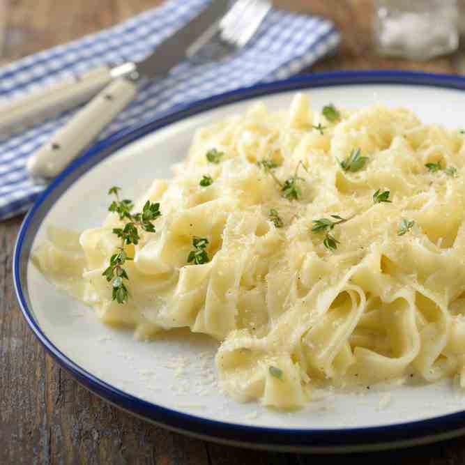 20 Minute One Pan Pasta Fettuccine Alfredo