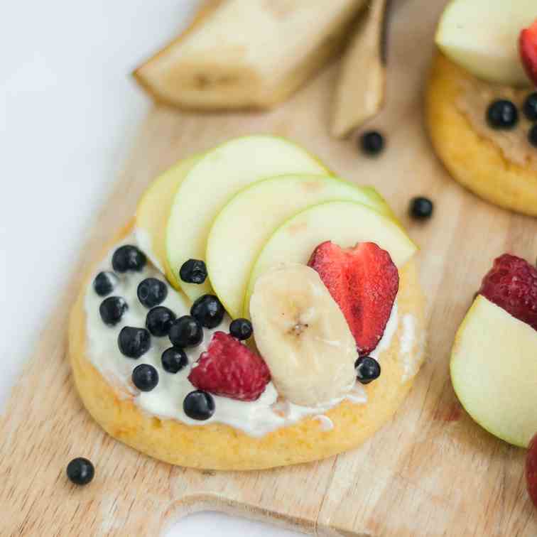 Cottage Cheese fruit mini-pizzas 