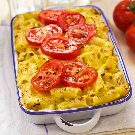 Cheese macaroni with tomato