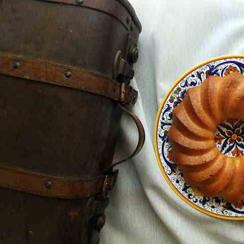 violet ring shaped cake