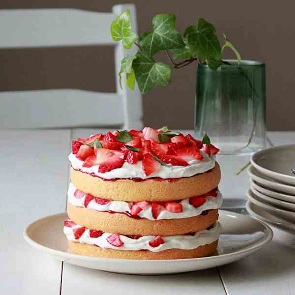 Strawberry and cream sponge cake