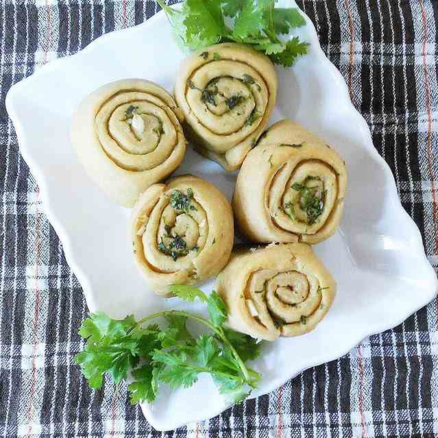 Whole Wheat Garlic Rolls