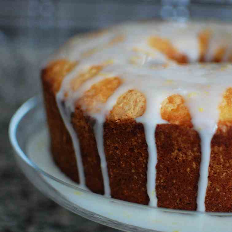 Lemon pound cake with strawberries