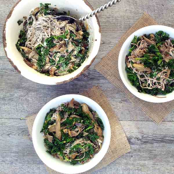 Creamy Kale & Mushroom Soba Noodles [vegan