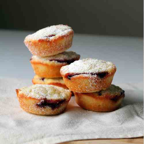 Financier with raspberry jam