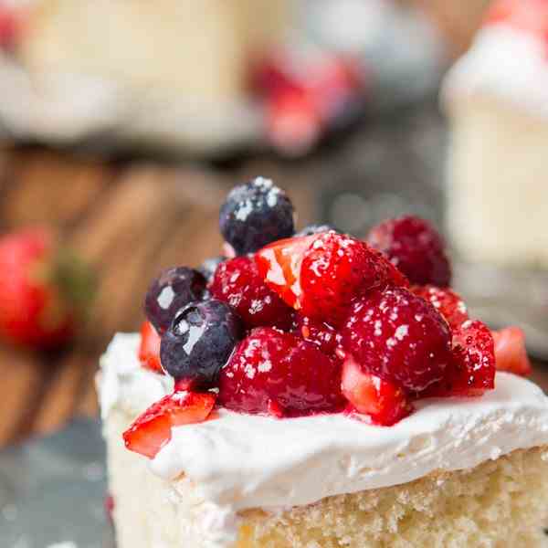 berry white yogurt cake