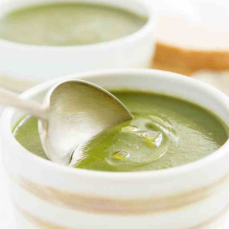 Creamy vegan spinach soup with lemon