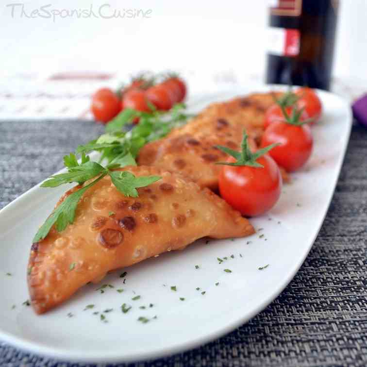 Tuna pasty with tomato sauce