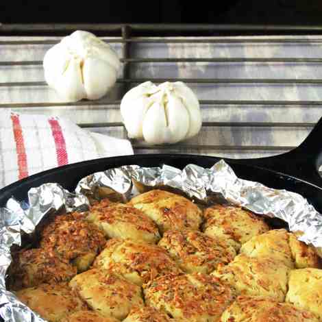 Garlic and thyme pull apart bread