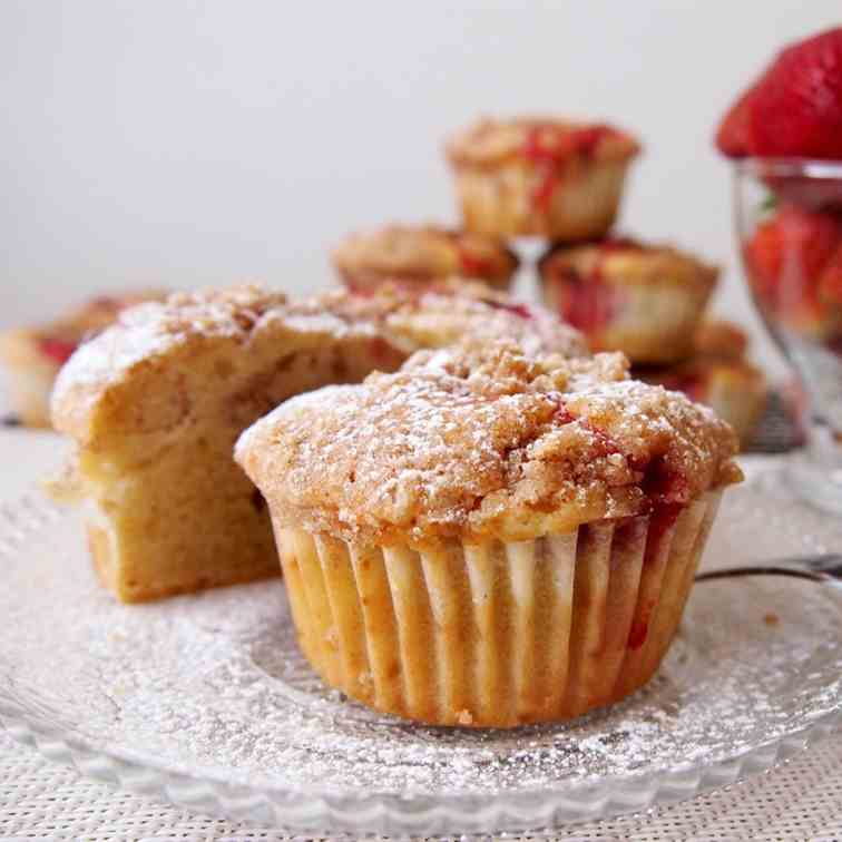 Strawberry muffins with streusel 