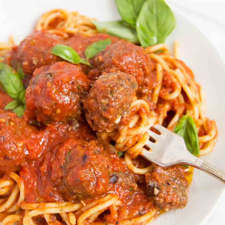 Easy vegan meatballs in Italian sauce