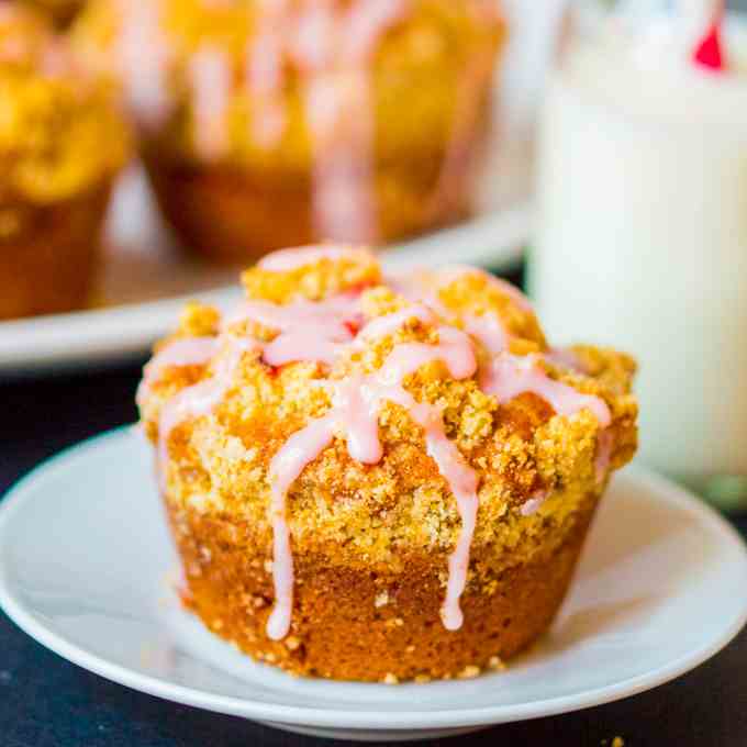 Strawberry Streusel Cupcakes