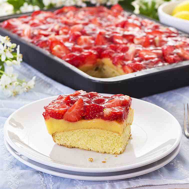 Intensely lemon cake with strawberries