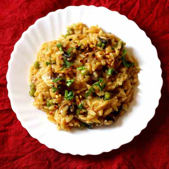 Vegan orzo with mushrooms - green peas