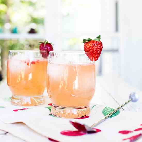 Strawberry Ginger Gin Fizz