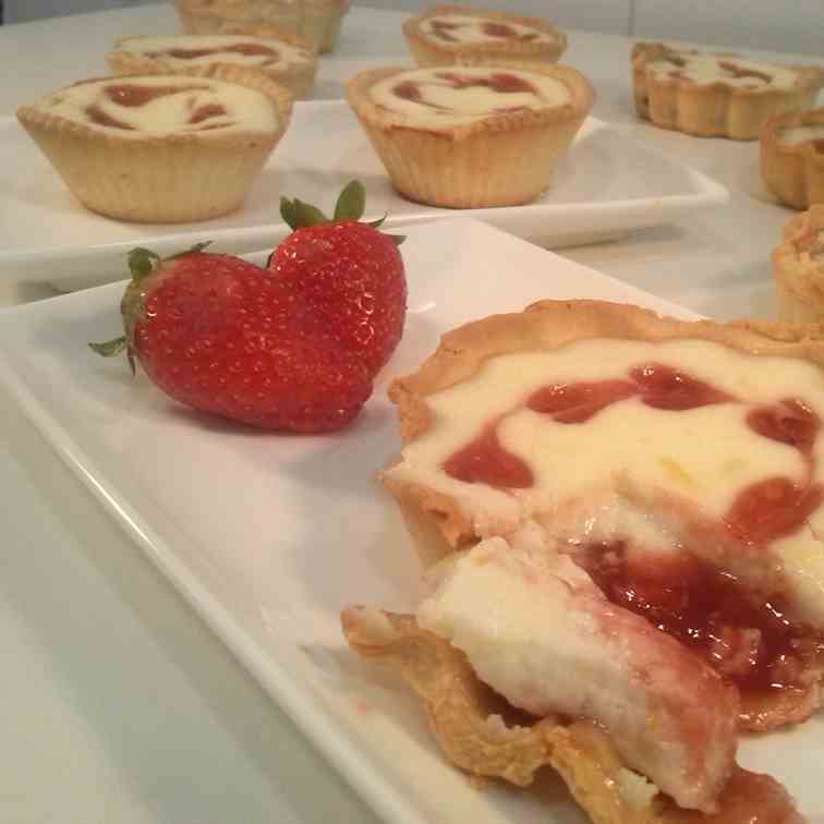 Tartlets with soft cheese and jam