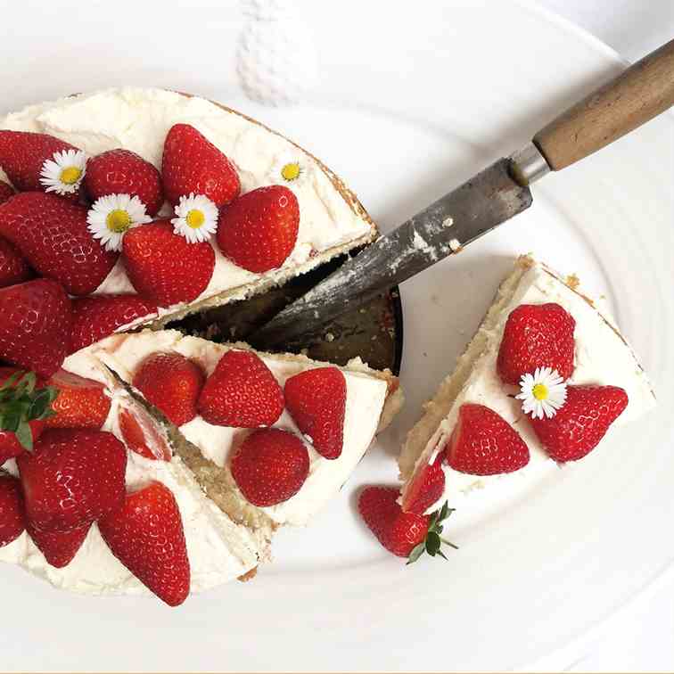 Easy Homemade Strawberry and Cream Cake