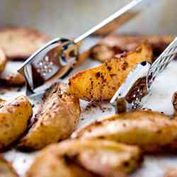 Spicy Low-Fat Potato Wedges with Mint Rait
