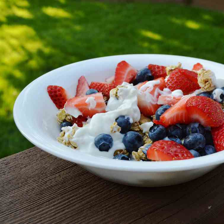 Greek Yogurt and Granola Fruit Bowl