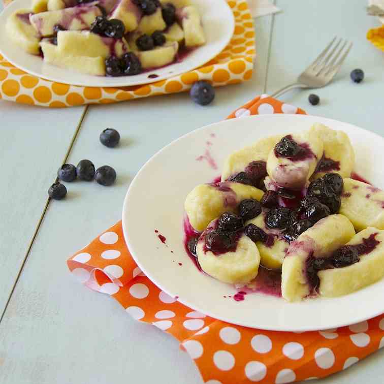 Lazy dumplings with blueberry sauce