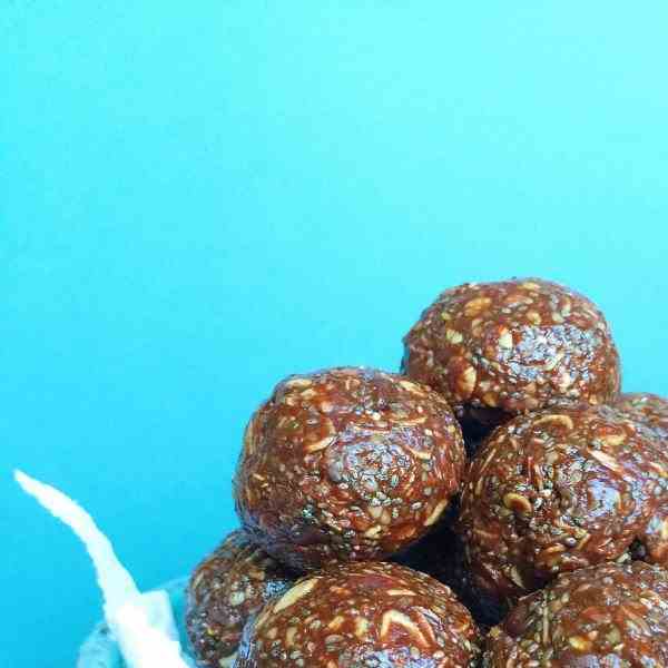 Raw Cocao and Almond Energy Bites