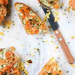 Baguette with garlic prawns