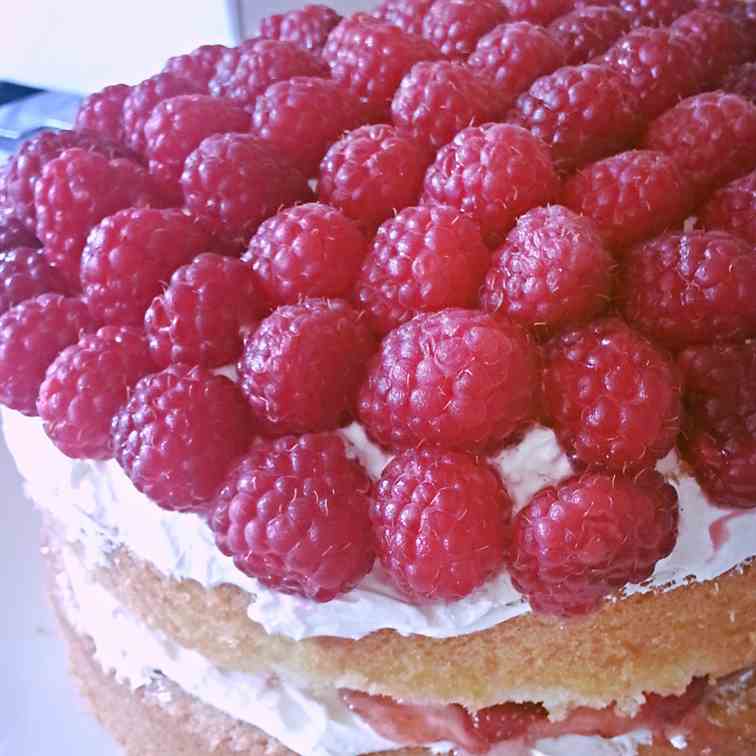 A Fresh Raspberry & Strawberry Cream Cake