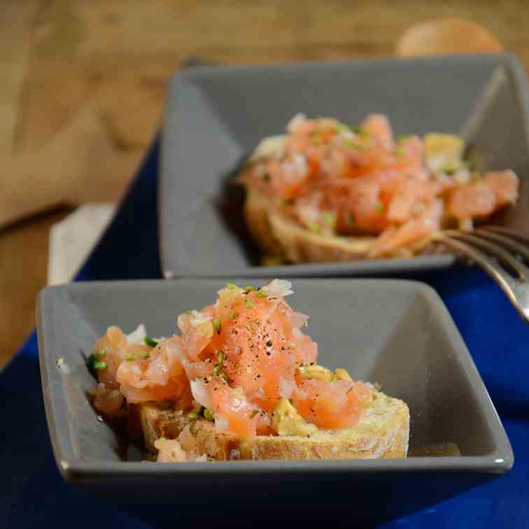 Smoked and fresh salmon toasts