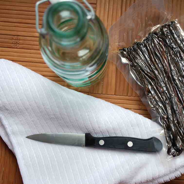 DIY Homemade Vanilla Extract – easy and de
