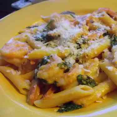 Pasta with Shrimp and Garlic Tomato Cream 