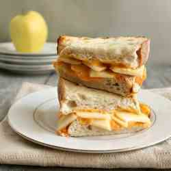 Cheddar Apple Pie Grilled Cheese