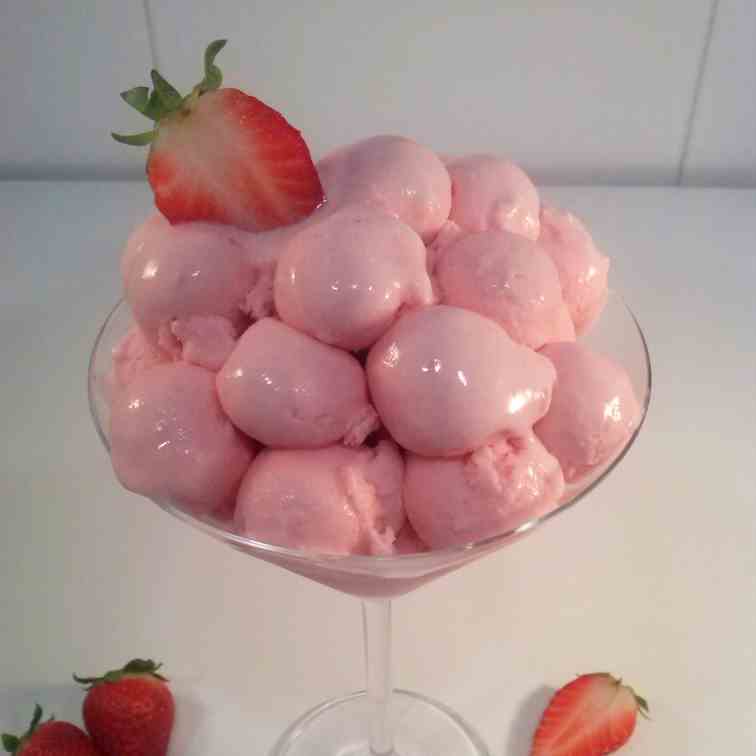 Strawberry ice cream, very creamy