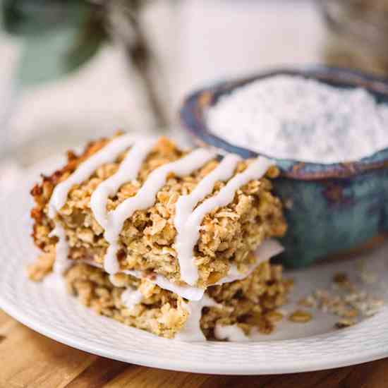 Baked Cinnamon Roll Oatmeal Bars