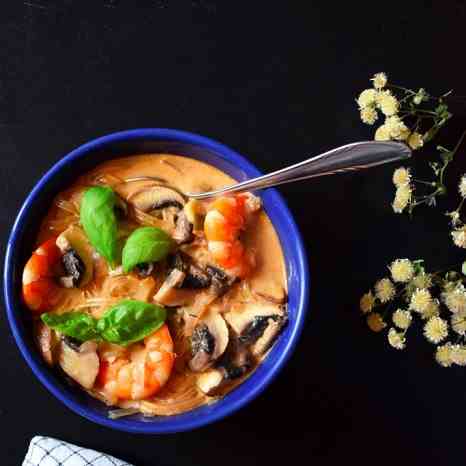 Thai soup with prawns, curry and coconut