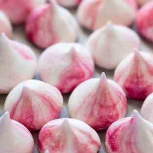 Vegan meringue kisses