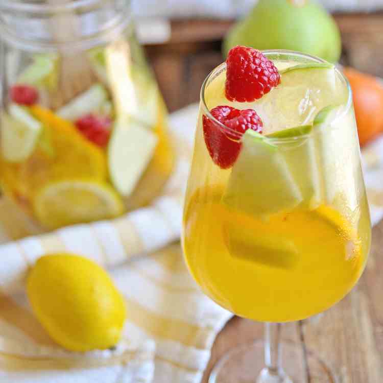 Easy to Make White Wine Sangria