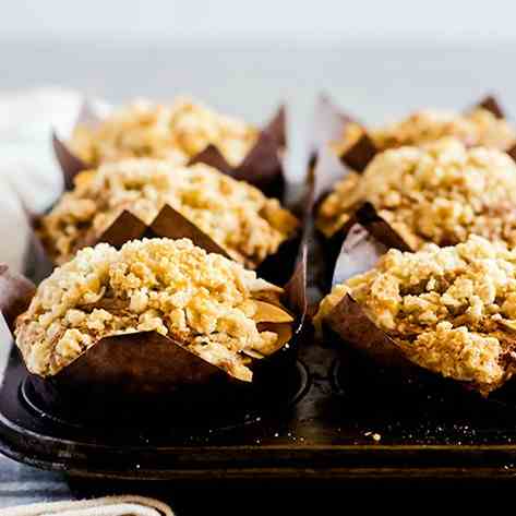 carrot cake muffins with crumb topping