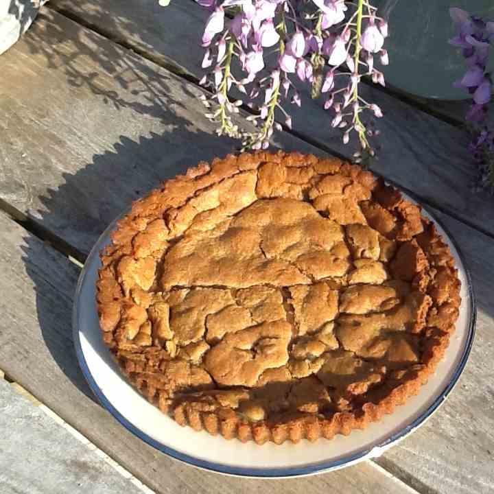 Sticky homey apple toffee pie