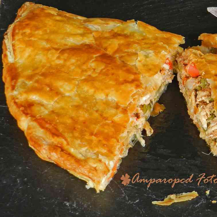 Empanada de hojaldre con pisto y sardinas