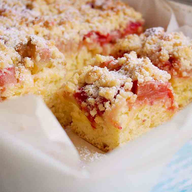 Yeast rhubarb and strawberry cake