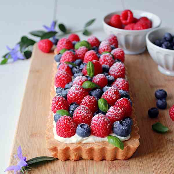 Fresh berry shortbread tart
