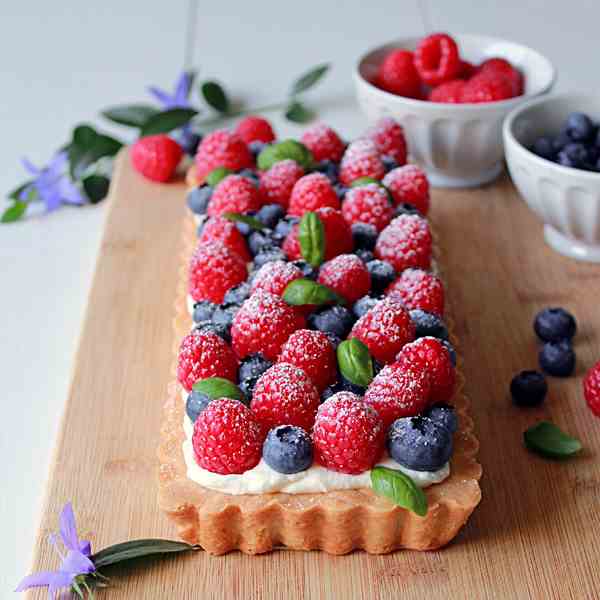 Fresh berry shortbread tart