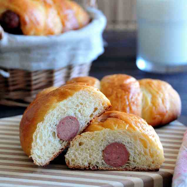 Hong Kong Bakery-Style Sausage Bun (腸仔包)