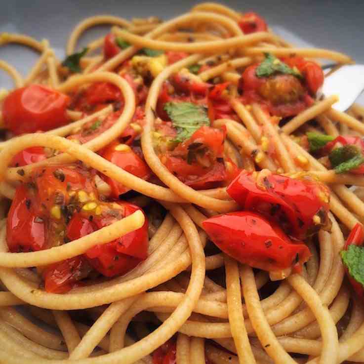 Simple Tomato and Garlic Pasta