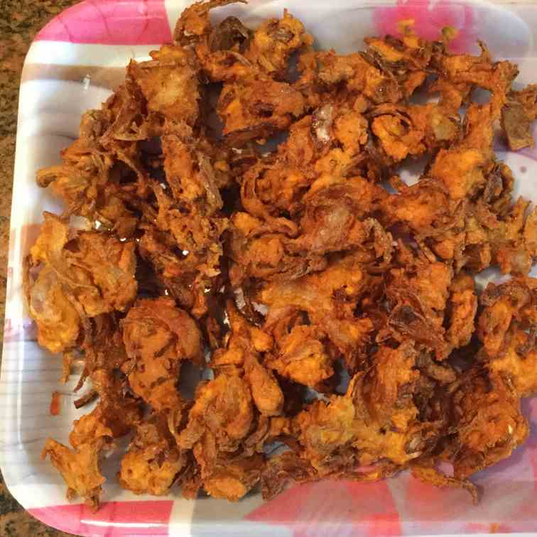 Crispy Onion Pakora or Kanda Bhajji