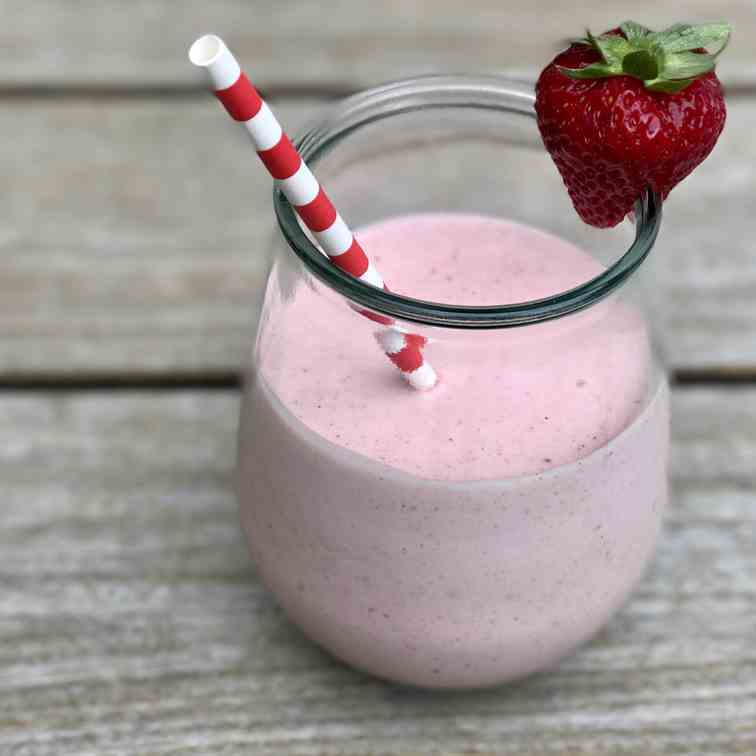 Simple Strawberry Yogurt Smoothie